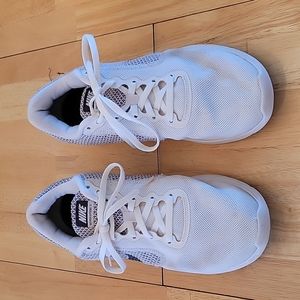 Women's Nike sz 9 white tennis shoes